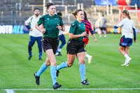 22.09.2026, Unterhaching, Deutschland. UEFA Women's Champions League, 1. Spieltag der Ligaphase: FC Bayern München Frauen gegen Manchester City. UWCL-Auftakt der FC Bayern Frauen und erstes UWCL-Pflichtspiel im neuen Zuhause Sportpark Unterhaching. Schiedsrichterinnen-Team wärmt sich auf.