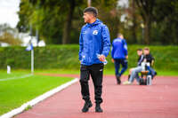 11.10.2026, Bad Wörishofen, Bayern, Deutschland. U19 (A-Jun.) Kreisklasse Allgäu – Nord: FC Bad Wörishofen U19 gegen JFG Wertachtal U19. Spielort: Stadion Unteres Hart. Saison 2026/2027. Bahtiar Koktas (Trainer, FC Bad Wörishofen) nachdenklich, ernst, fokussiert
