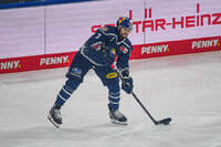 09.10.2026, München, Deutschland. PENNY DEL, Deutsche Eishockey Liga, Saison 2026/27, 7. Spieltag: EHC Red Bull München gegen ERC Ingolstadt im SAP Garden in München. Lukas Klok (EHC Red Bull München) beim Pass, beim Zuspiel, bei der Puckabgabe