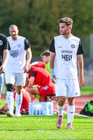 03.10.2026, Mindelheim, Deutschland. Kreisliga Allgäu Nord: TSV Mindelheim gegen (SG) Sontheim/Westerheim. Spielort: Julius-Strohmayer Stadion. Anel Junuzovic (TSV Mindelheim) nachdenklich, ernst, fokussiert
