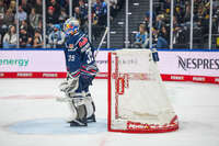 09.10.2026, München, Deutschland. PENNY DEL, Deutsche Eishockey Liga, Saison 2026/27, 7. Spieltag: EHC Red Bull München gegen ERC Ingolstadt im SAP Garden in München. Mathias Niederberger (EHC Red Bull München) nachdenklich, ernst, fokussiert