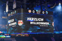 09.10.2026, München, Deutschland. PENNY DEL, Deutsche Eishockey Liga, Saison 2026/27, 7. Spieltag: EHC Red Bull München gegen ERC Ingolstadt im SAP Garden in München. Der Videowürfel über der Eisfläche im SAP Garden zeigt die Begrüßung „Herzlich willkommen bei den Red Bulls“ vor Spielbeginn.