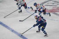 09.10.2026, München, Deutschland. PENNY DEL, Deutsche Eishockey Liga, Saison 2026/27, 7. Spieltag: EHC Red Bull München gegen ERC Ingolstadt im SAP Garden in München. Taro Hirose (EHC Red Bull München) am Puck, mit dem Puck, in Puckbesitz