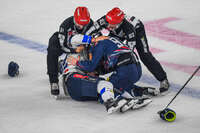 09.10.2026, München, Deutschland. PENNY DEL, Deutsche Eishockey Liga, Saison 2026/27, 7. Spieltag: EHC Red Bull München gegen ERC Ingolstadt im SAP Garden in München. Daniel Schmölz (ERC Ingolstadt) verletzt