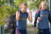 05.08.2026, München, Deutschland. Google Pixel Frauen-Bundesliga: Die FC Bayern Frauen absolvieren auf dem FC Bayern Campus eine Trainingseinheit zur Vorbereitung auf das Testspiel gegen Paris FC. Sophie Proost (FC Bayern Frauen), Regina van Eijk (FC Bayern Frauen)