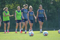 05.08.2026, München, Deutschland. Google Pixel Frauen-Bundesliga: Die FC Bayern Frauen absolvieren auf dem FC Bayern Campus eine Trainingseinheit zur Vorbereitung auf das Testspiel gegen Paris FC. Klara Bühl (FC Bayern Frauen), Linda Dallmann (FC Bayern Frauen), Jovana Damnjanovic (FC Bayern Frauen)