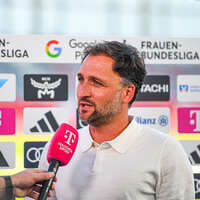 06.09.2026, München, Deutschland. Google Pixel Frauen-Bundesliga: FC Bayern München Frauen gegen SC Freiburg Frauen am FC Bayern Campus. Jose Barcala (Cheftrainer, FC Bayern Frauen) im Interview
