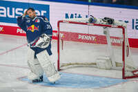 09.10.2026, München, Deutschland. PENNY DEL, Deutsche Eishockey Liga, Saison 2026/27, 7. Spieltag: EHC Red Bull München gegen ERC Ingolstadt im SAP Garden in München. Mathias Niederberger (EHC Red Bull München) nachdenklich, ernst, fokussiert