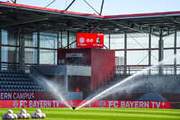 06.09.2026, München, Deutschland. Google Pixel Frauen-Bundesliga: FC Bayern München Frauen gegen SC Freiburg Frauen am FC Bayern Campus. Scoreboard mit der Bewässerungsanlage
