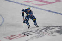 09.10.2026, München, Deutschland. PENNY DEL, Deutsche Eishockey Liga, Saison 2026/27, 7. Spieltag: EHC Red Bull München gegen ERC Ingolstadt im SAP Garden in München. Trevor Carrick (EHC Red Bull München) am Puck, mit dem Puck, in Puckbesitz