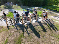 Mindelheim, Deutschland – 23.05.2026: Eröffnung der neuen BikeArea auf der Schwabenwiese in Mindelheim. Die von Schanzenwerk gestaltete und gebaute Anlage umfasst Pumptrack-, Flowline- und Jumpline-Elemente für Kinder, Jugendliche und Erwachsene.