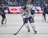09.10.2026, München, Deutschland. PENNY DEL, Deutsche Eishockey Liga, Saison 2026/27, 7. Spieltag: EHC Red Bull München gegen ERC Ingolstadt im SAP Garden in München. Moritz Warnecke (EHC Red Bull München) am Puck, mit dem Puck, in Puckbesitz