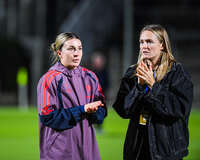 22.09.2026, Unterhaching, Deutschland. UEFA Women's Champions League, 1. Spieltag der Ligaphase: FC Bayern München Frauen gegen Manchester City. UWCL-Auftakt der FC Bayern Frauen und erstes UWCL-Pflichtspiel im neuen Zuhause Sportpark Unterhaching. Barbara Dunst (FC Bayern Frauen) mit Magdalena Eriksson (FC Bayern Frauen)